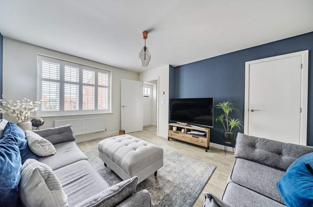 Property photo 3 of 18 Living Room