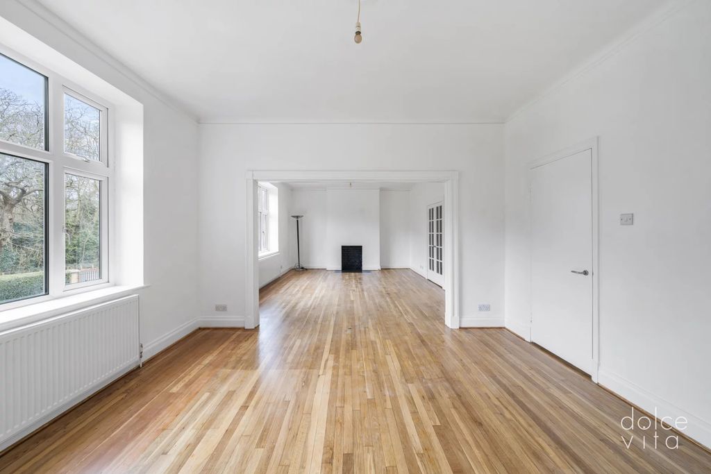 Property photo 1 of 15 Large Double Living Room