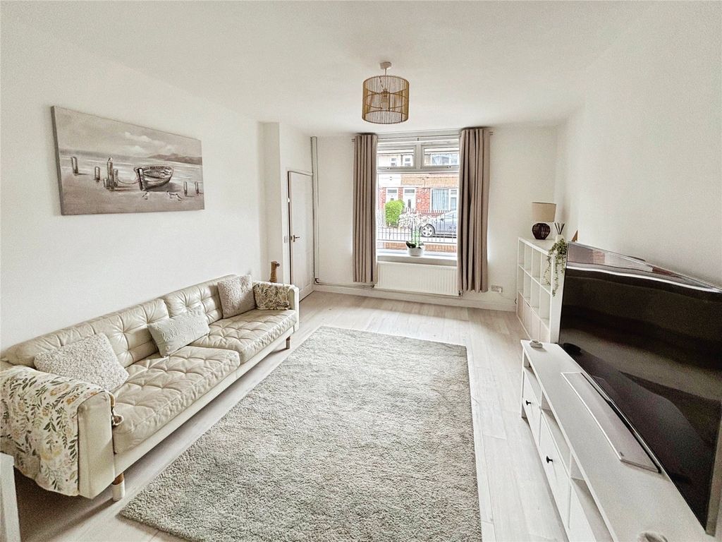 Property photo 2 of 13 Lounge