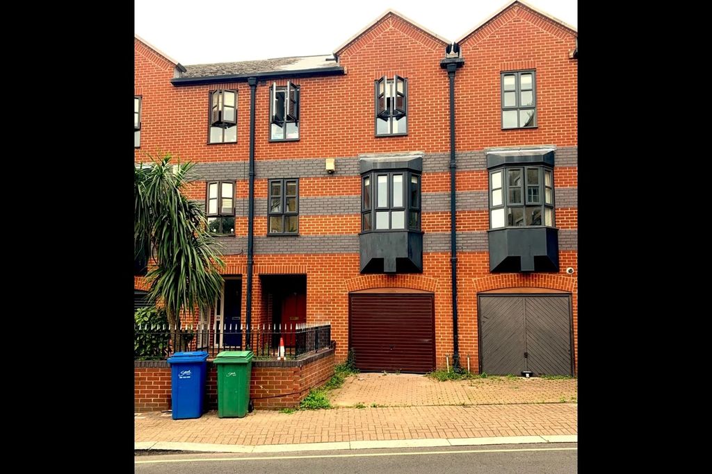 Property photo 1 of 8 Stunning Modern Townhouse With Large Bay Windows...