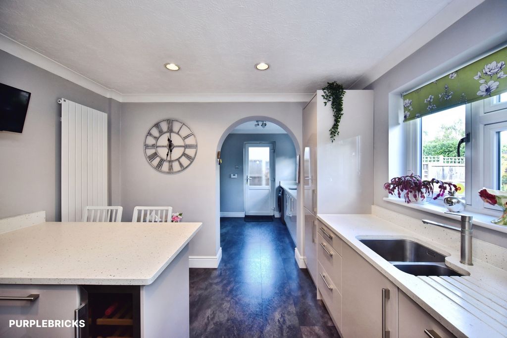 Property photo 3 of 21 Kitchen