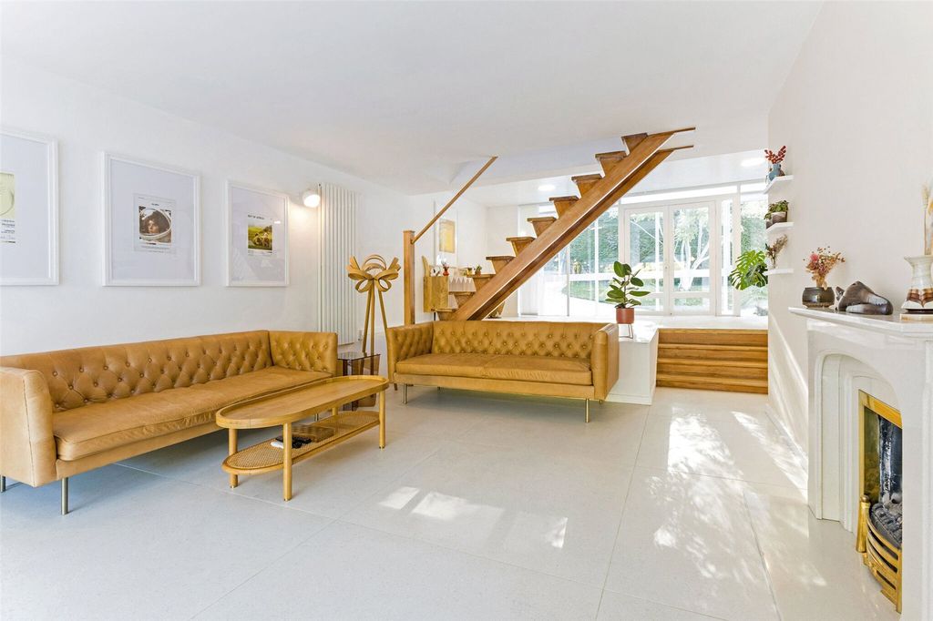 Property photo 2 of 14 Sitting Area