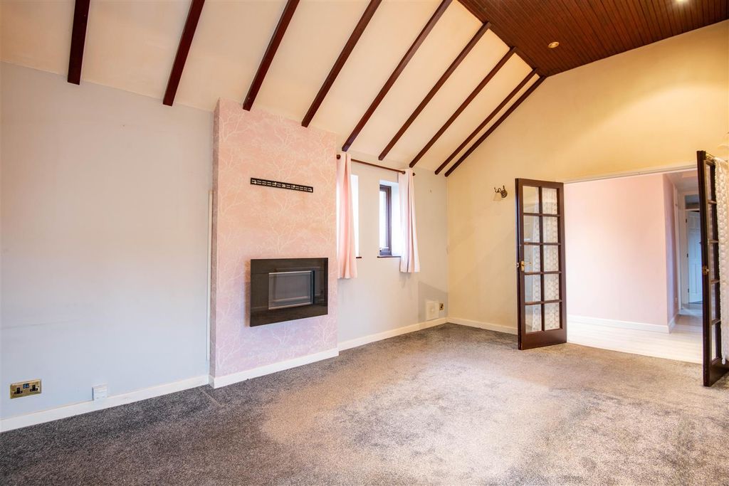 Property photo 2 of 16 Lounge