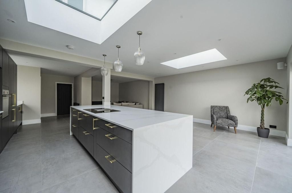 Property photo 3 of 28