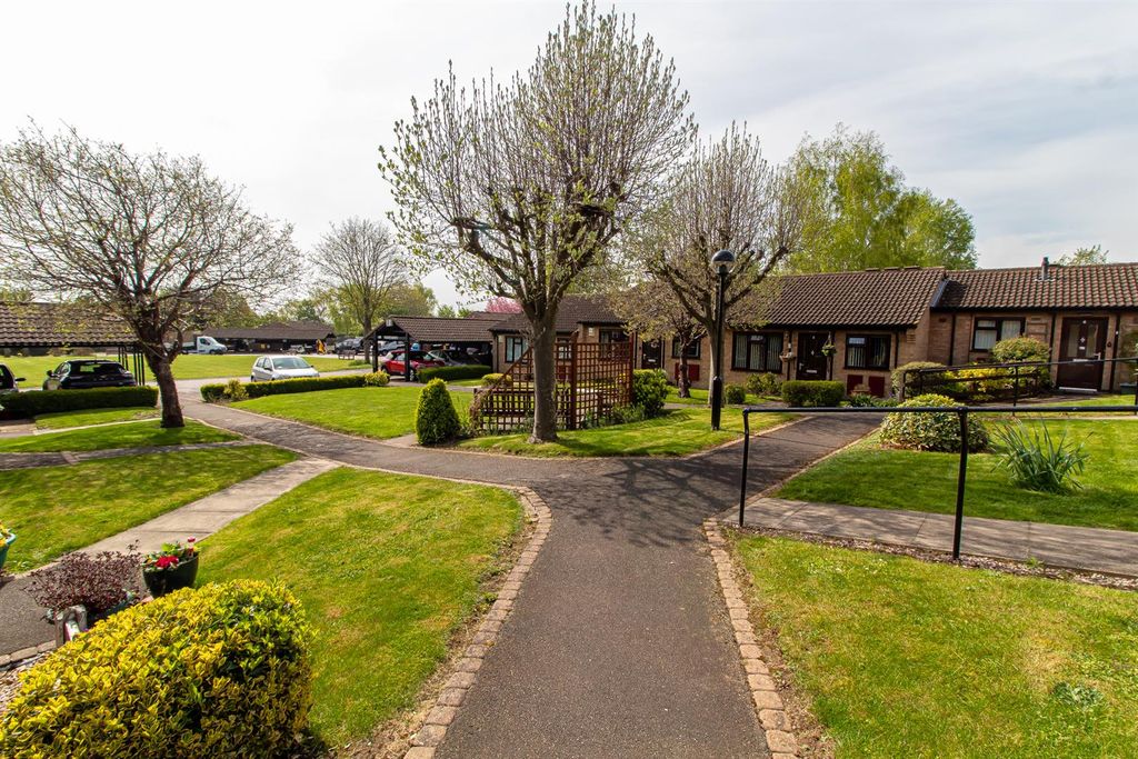 Property photo 1 of 14 Communal Gardens