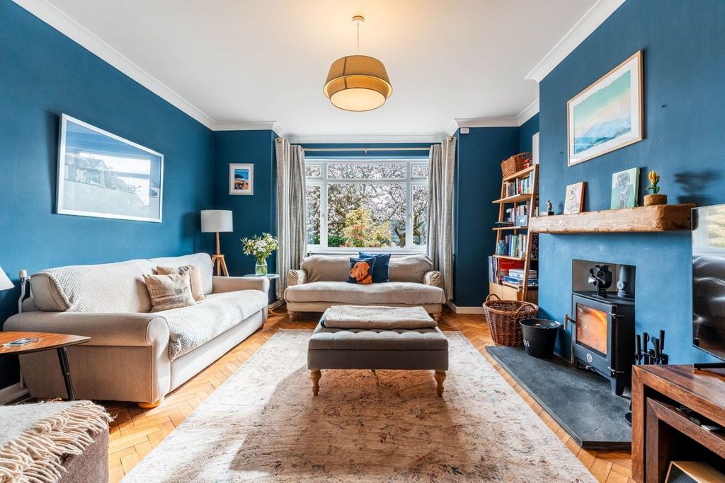 Property photo 2 of 27