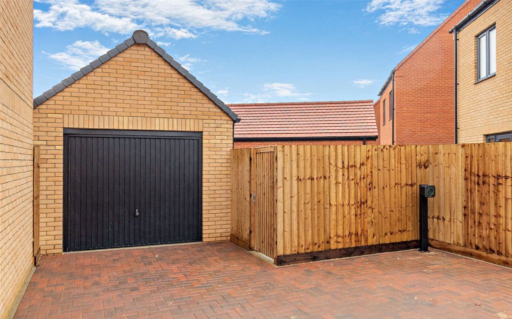 Property photo 3 of 18 Garage