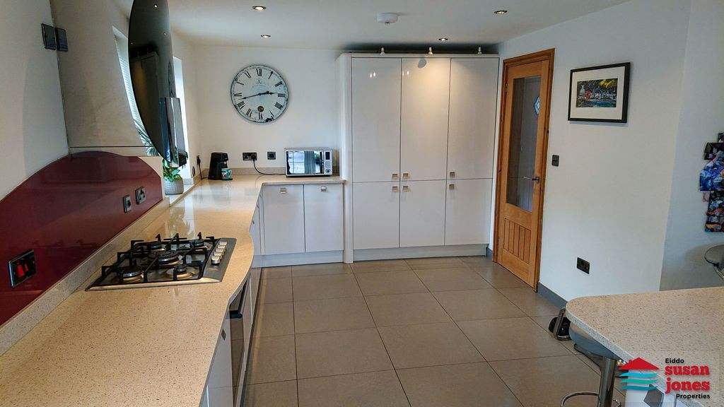 Property photo 2 of 49