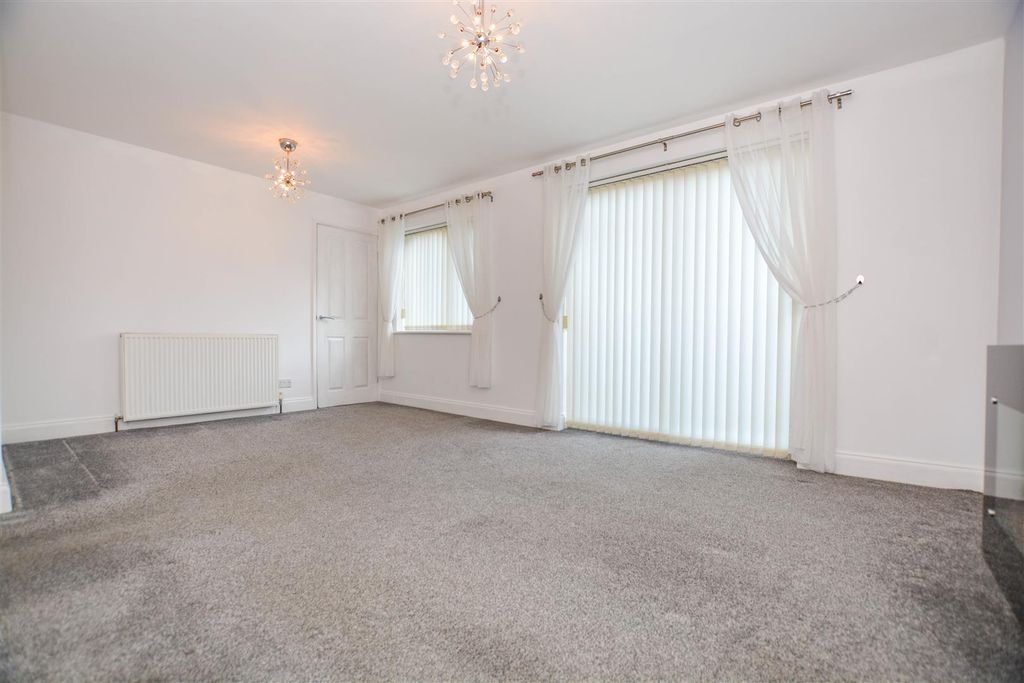 Property photo 2 of 11 Lounge