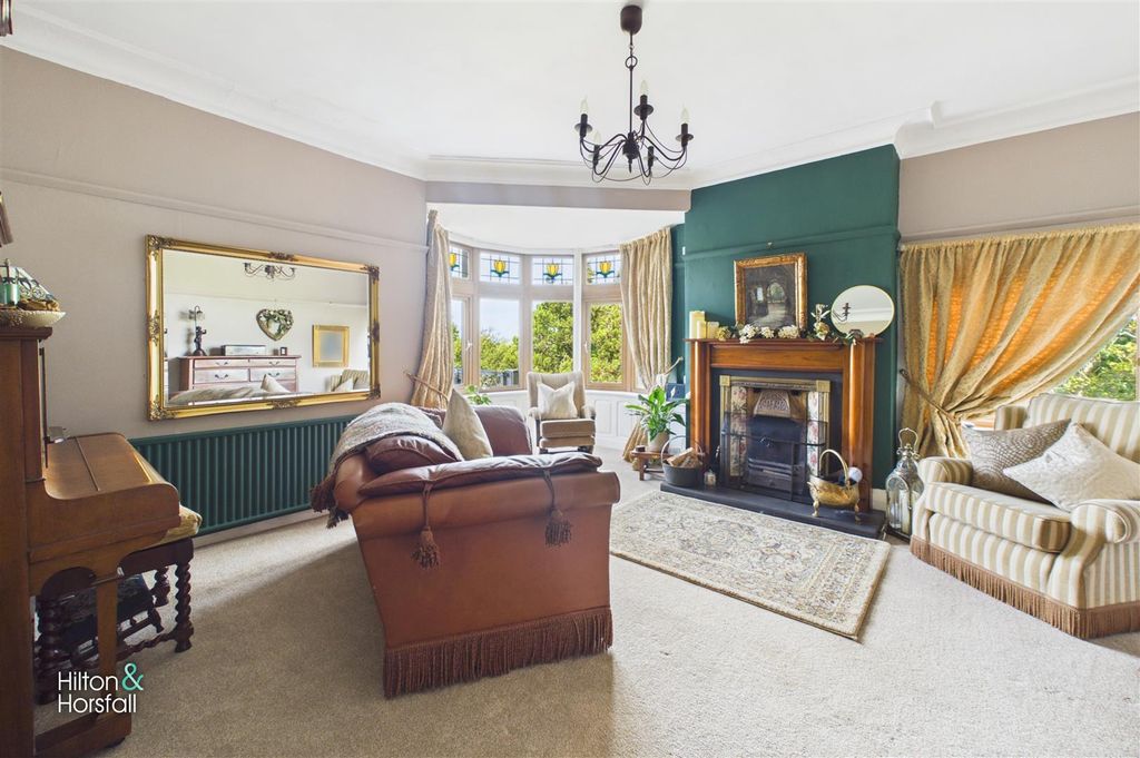 Property photo 2 of 34 Oakbank