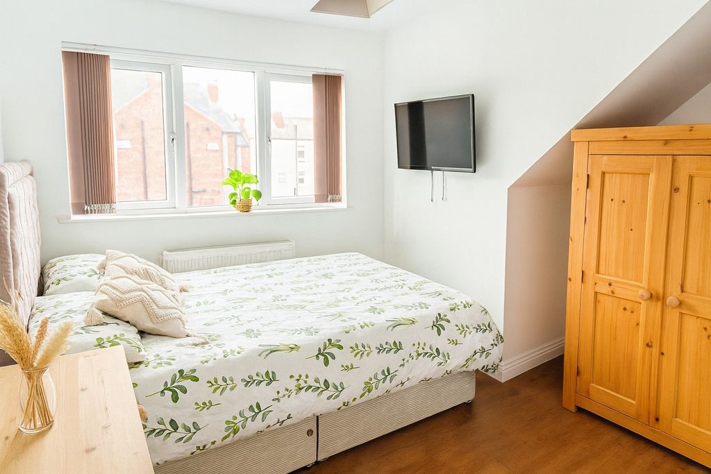 Property photo 3 of 9 A Bright And Inviting Double Bedroom Featuring A l...