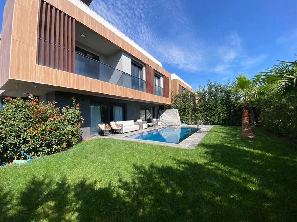 Property photo 3 of 23 Newly Built Ultra-Modern Istanbul Villas For Sale In Silivri - Pretty Established Private Garden