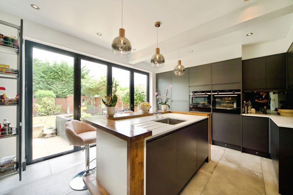 Property photo 3 of 17 Photo