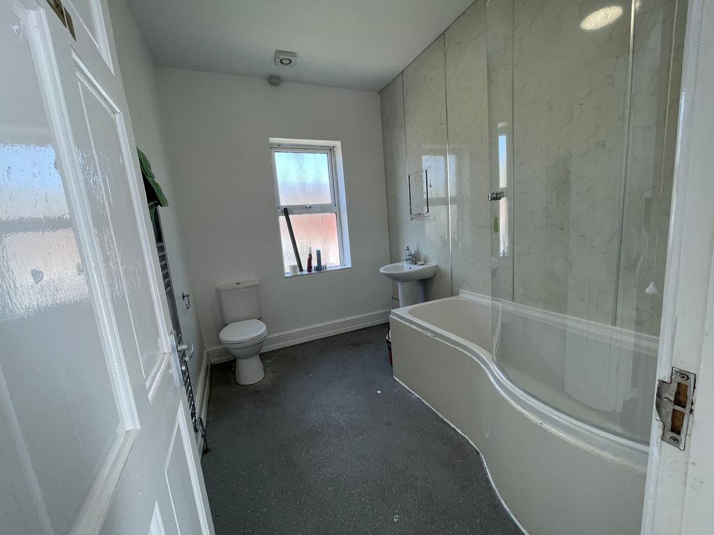 Property photo 3 of 7 Bathroom