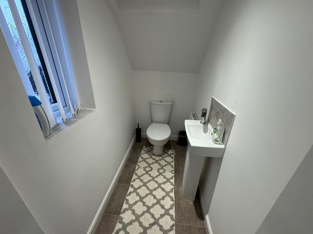 Property photo 3 of 9 Cloaks/W.c