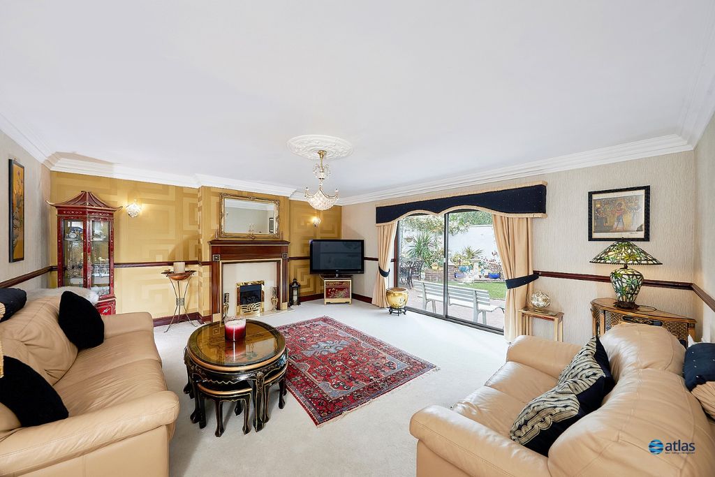 Property photo 3 of 19 Lounge