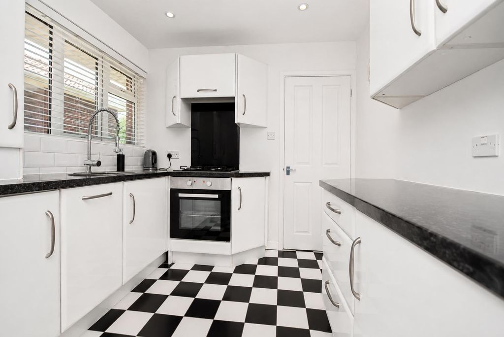 Property photo 3 of 14 Kitchen..Jpg