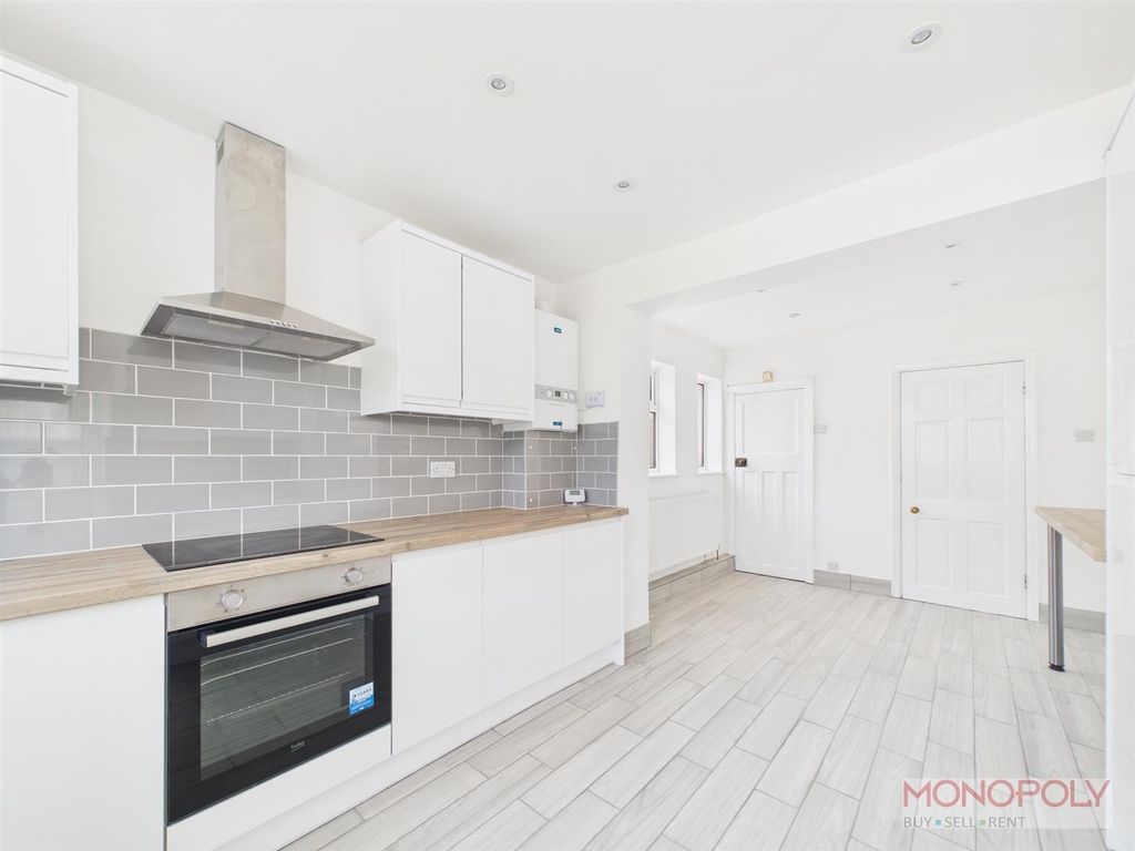 Property photo 3 of 11 Kitchen/ Dining Room