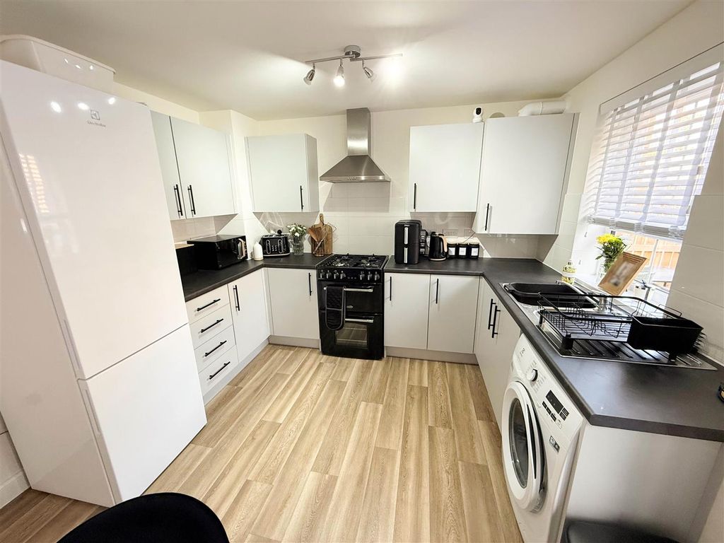 Property photo 3 of 12 Dining Kitchen