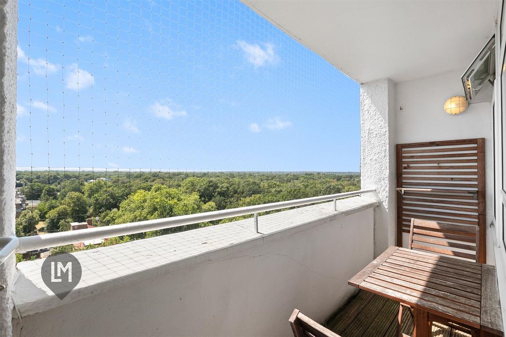 Property photo 3 of 7 Balcony