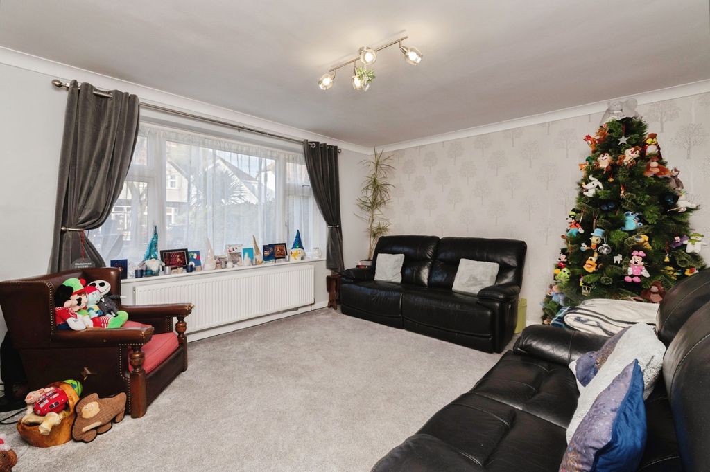 Property photo 3 of 19 Lounge