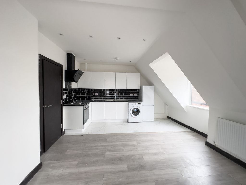 Property photo 1 of 8 2 Bed Flat To Rent Laleham Road, Staines-Upon-Thames Tw18