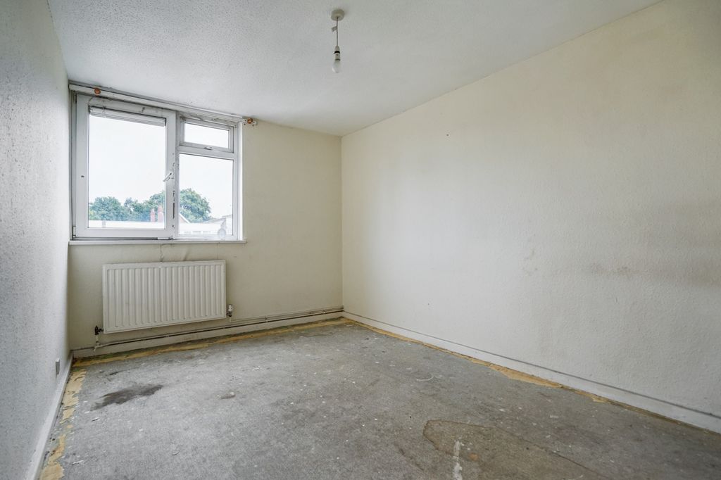 Property photo 2 of 13 26 Halsmere Road, Camberwell, London Se5 9Jq