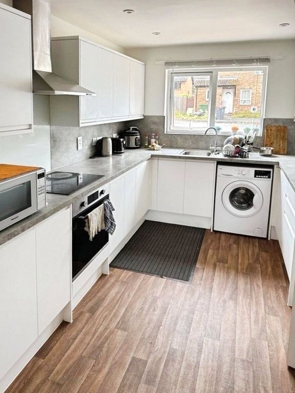 Property photo 3 of 11 Kitchen