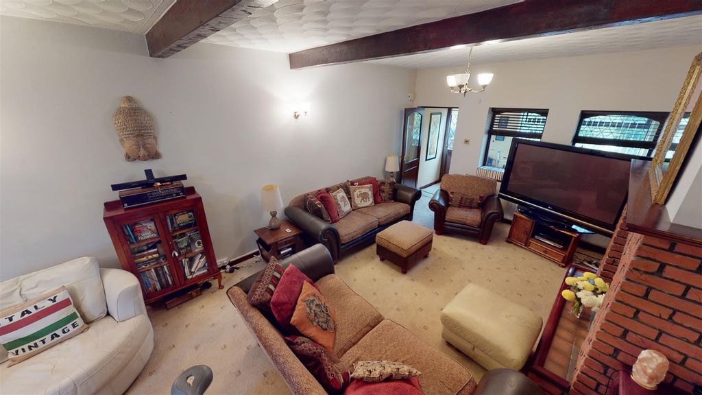 Property photo 3 of 16 Liverpool Road Living Room