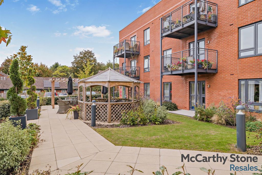 Property photo 2 of 15 Communal Gardens