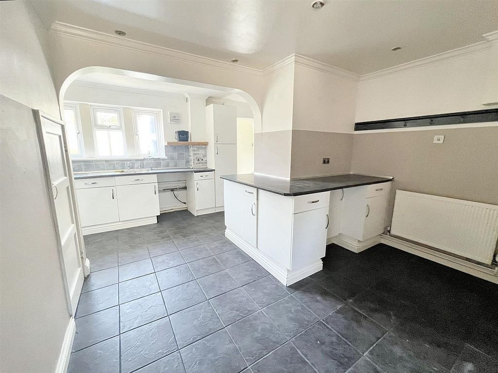 Property photo 2 of 18 Kitchen