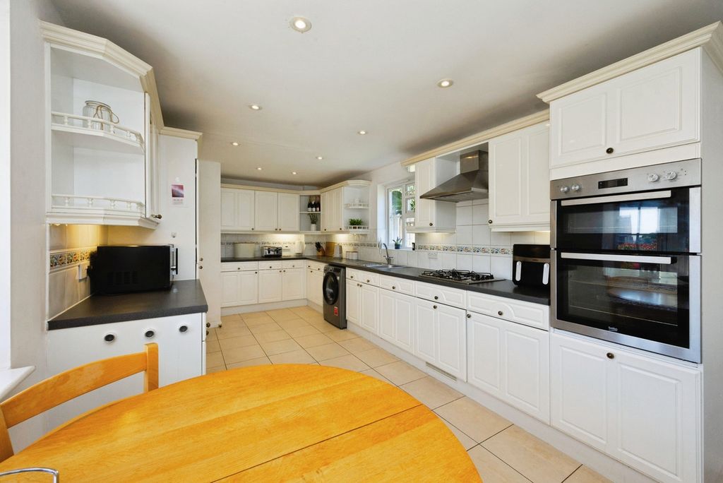 Property photo 2 of 32