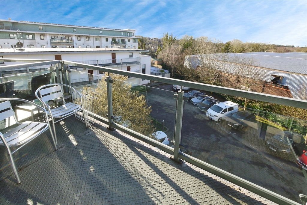 Property photo 1 of 11 Balcony