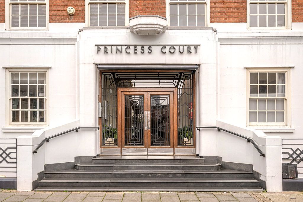 Property photo 2 of 14 Building Entrance