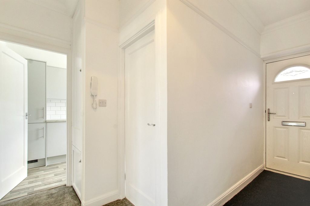 Property photo 3 of 10 3.Entrance.Jpg
