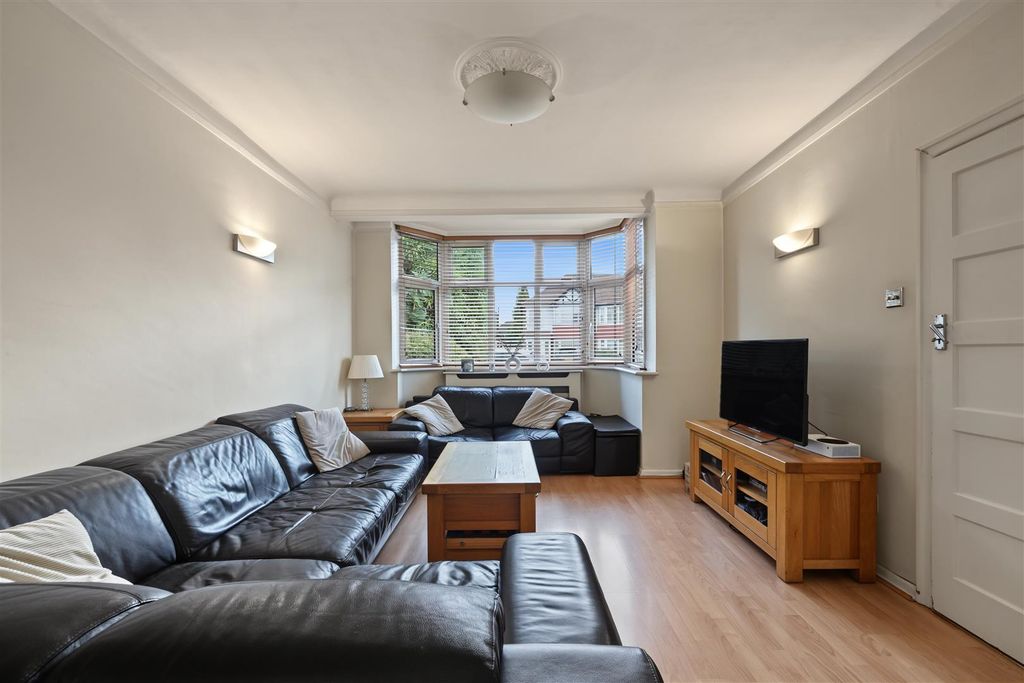 Property photo 2 of 22 357 Firs Lane, London N13 5LX-No Watermark-01-4.Jp