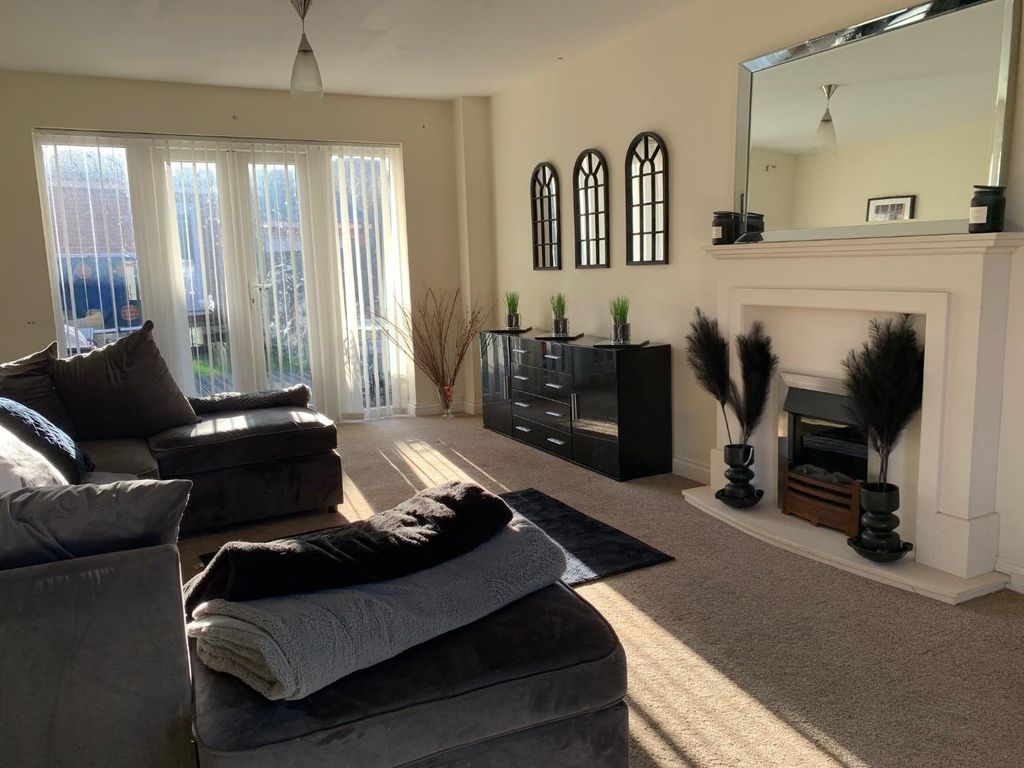 Property photo 2 of 21 Lounge.Jpg