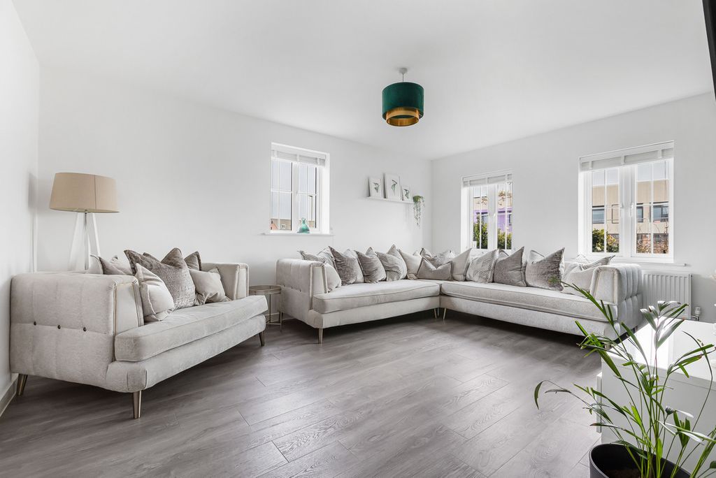 Property photo 2 of 20