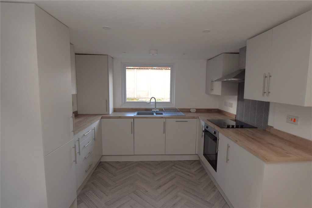 Property photo 3 of 10 Kitchen