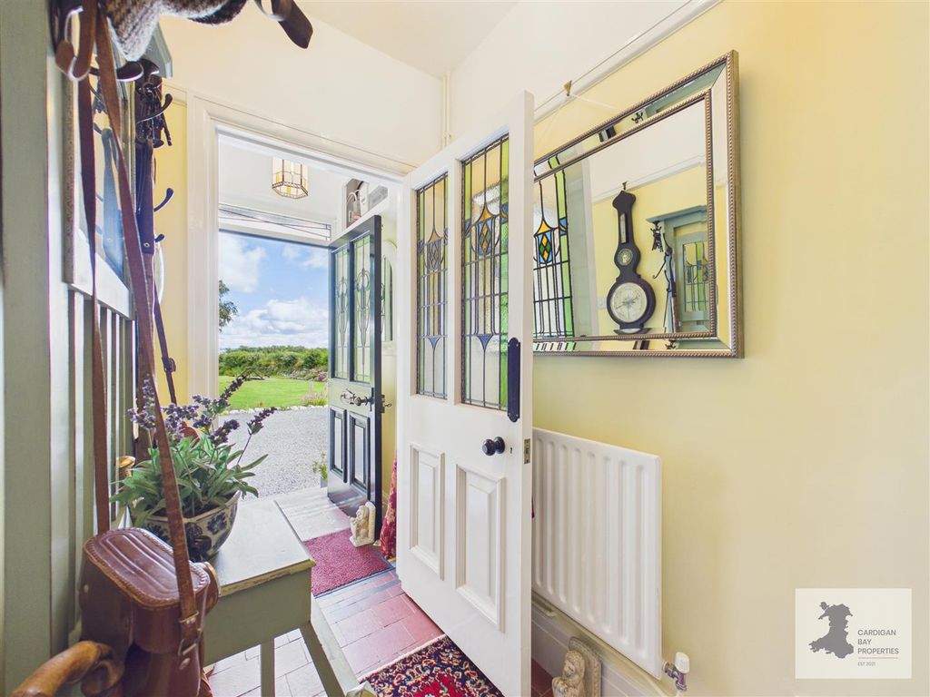Property photo 3 of 33 Entrance Hall