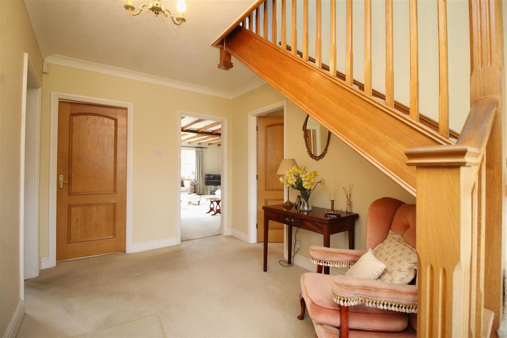 Property photo 3 of 24 Hallway.Jpg