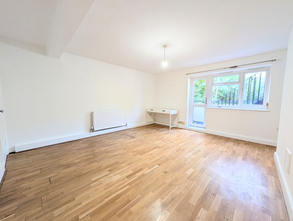 Property photo 1 of 13 Spacious 2 Bed Flat