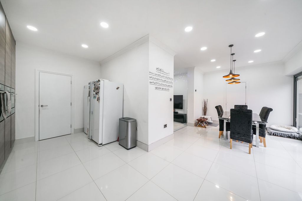 Property photo 2 of 24