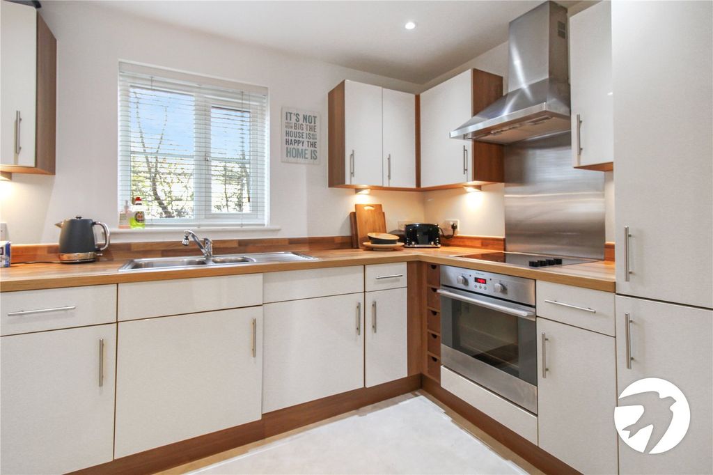 Property photo 3 of 8 Kitchen