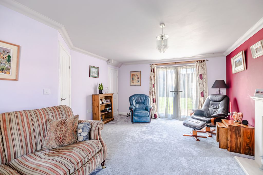 Property photo 3 of 23 Lounge2