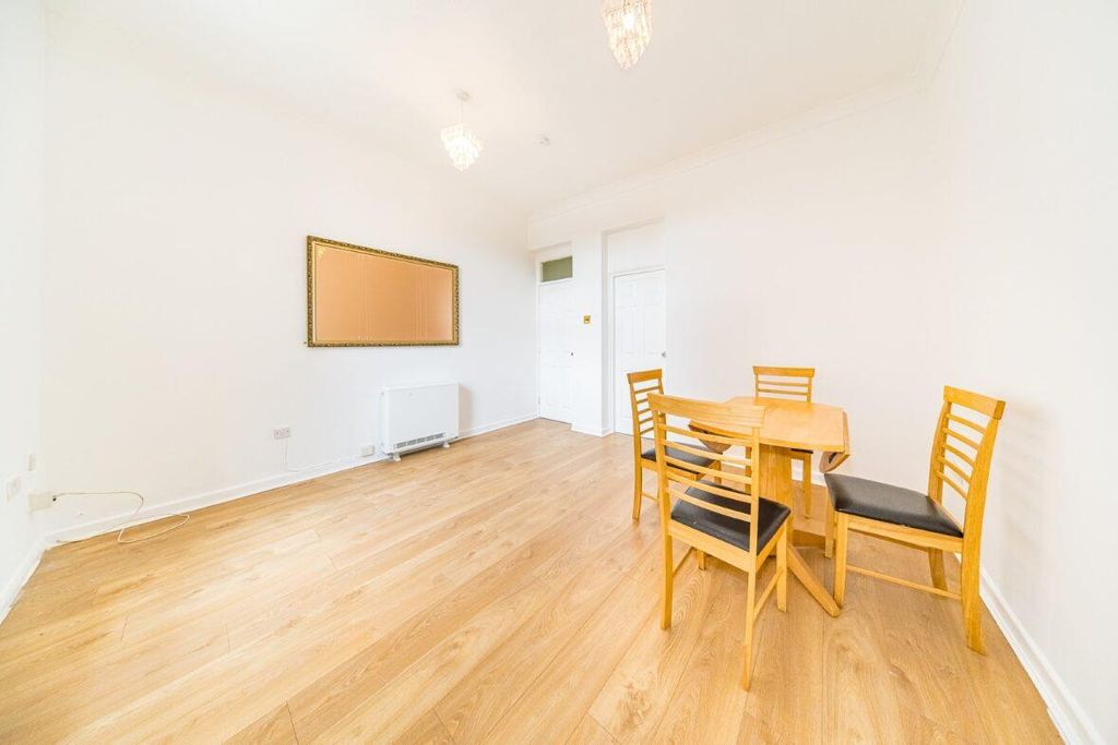 Property photo 3 of 12 11 Vale Lodge Lounge 2.Jpg