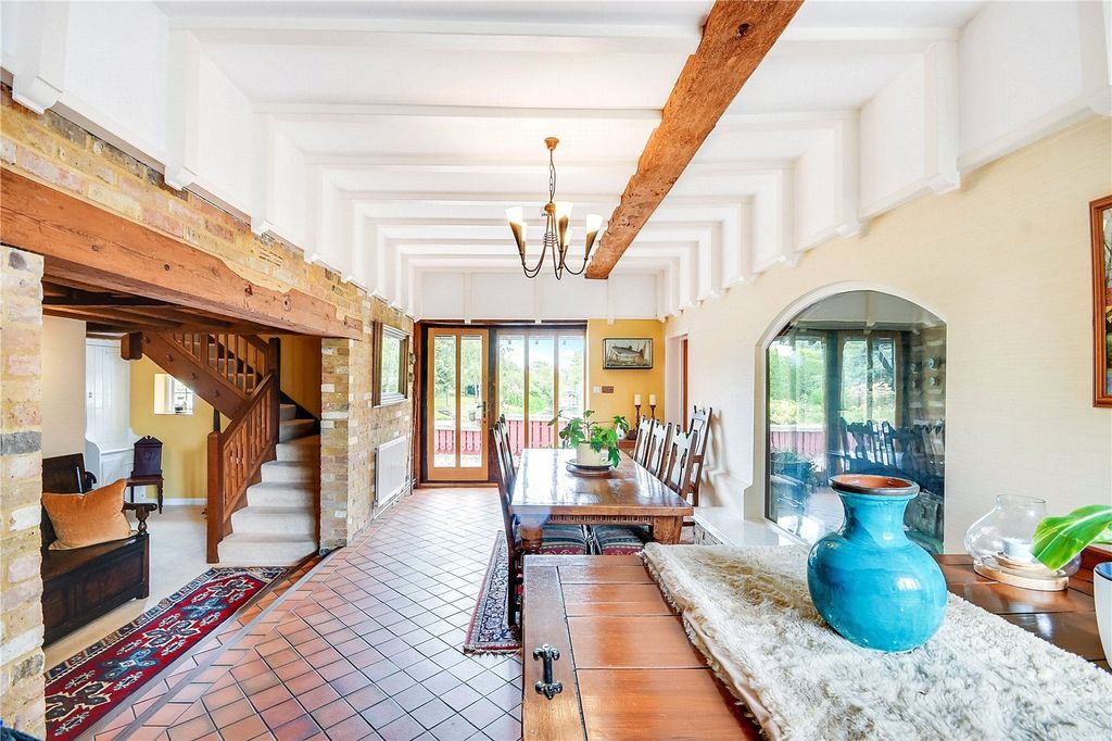 Property photo 2 of 32 Entrance Hall