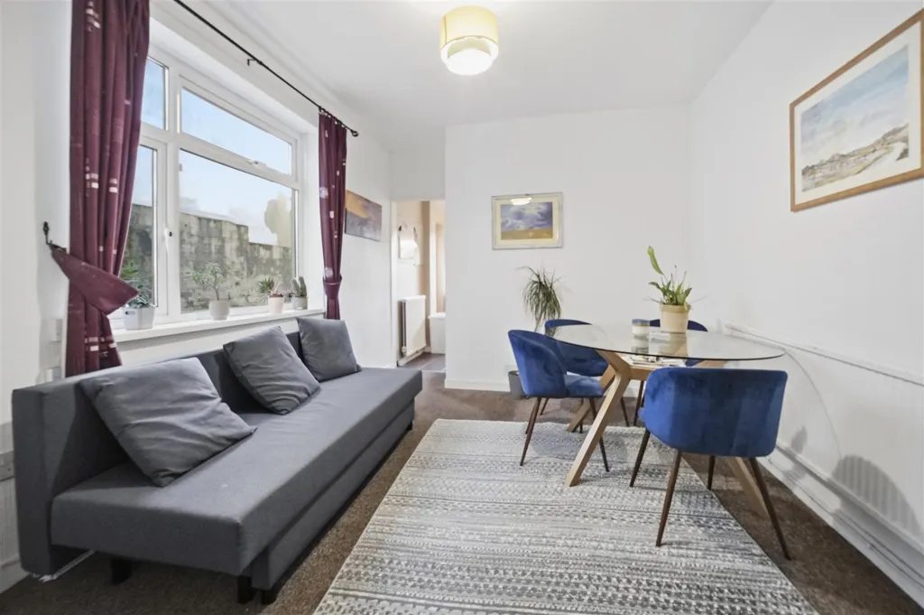 House in Cardiff CF24, Cathays - More