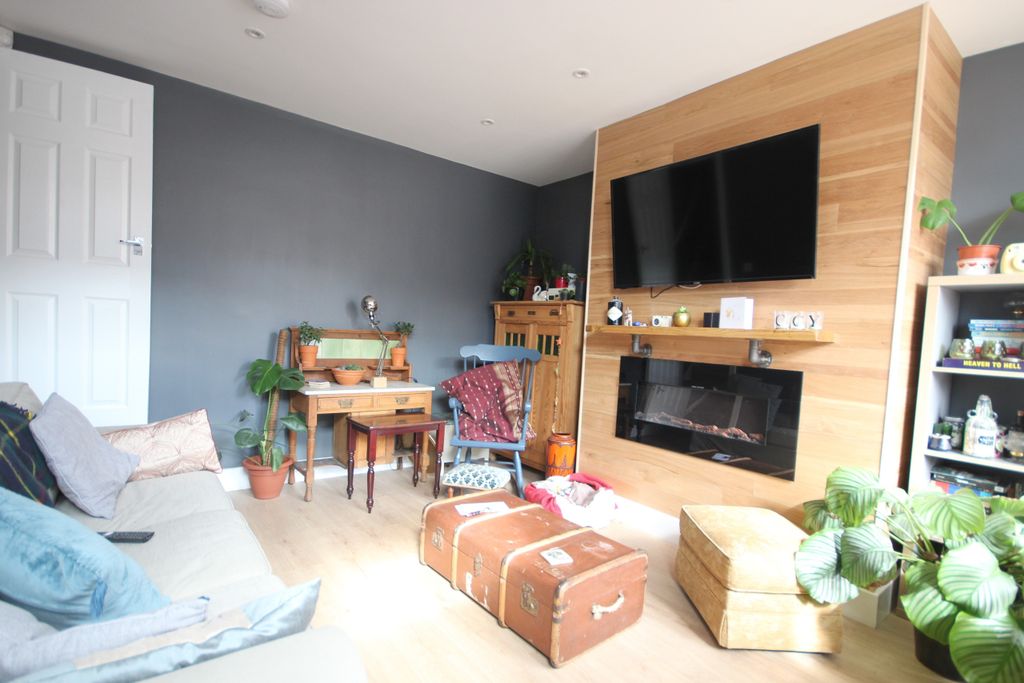 Property photo 1 of 11 5 Station Place Lounge