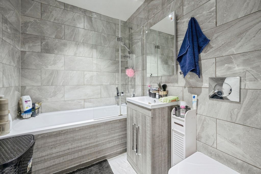 Property photo 2 of 11 Bathroom